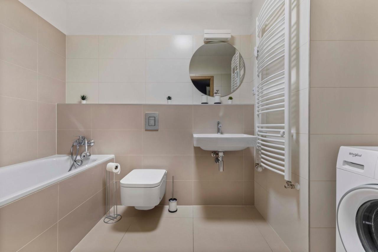 Apartamento Lam Anthracite W Ac & Balcony Bratislava Exterior foto